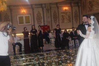 Takı töreninde gövde gösterisi 