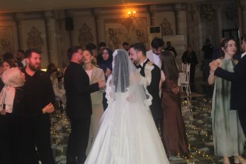 Takı töreninde gövde gösterisi 