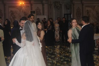 Takı töreninde gövde gösterisi 