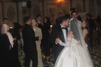 Takı töreninde gövde gösterisi 