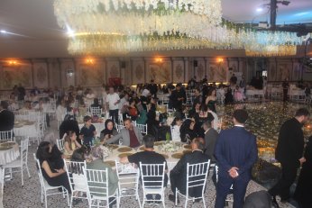 Takı töreninde gövde gösterisi 
