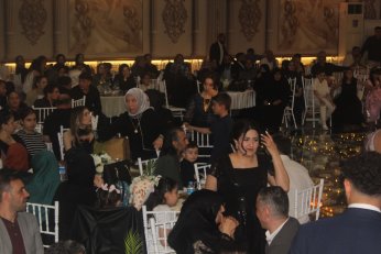 Takı töreninde gövde gösterisi 