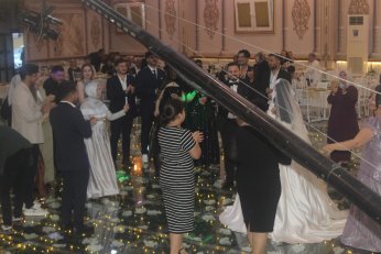 Takı töreninde gövde gösterisi 