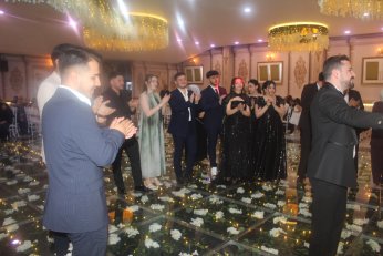 Takı töreninde gövde gösterisi 