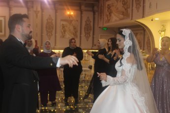 Takı töreninde gövde gösterisi 