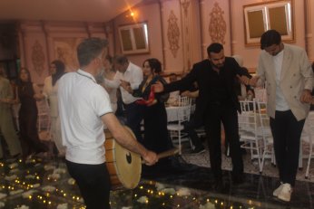 Takı töreninde gövde gösterisi 