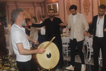 Takı töreninde gövde gösterisi 