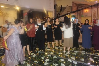 Takı töreninde gövde gösterisi 