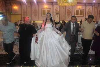 Takı töreninde gövde gösterisi 