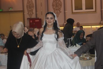 Takı töreninde gövde gösterisi 