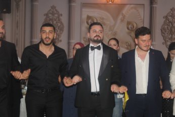 Takı töreninde gövde gösterisi 