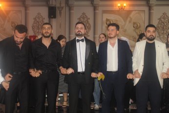 Takı töreninde gövde gösterisi 