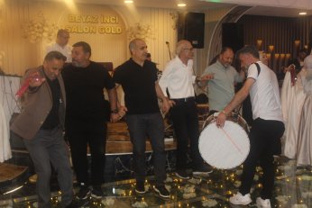 Takı töreninde gövde gösterisi 