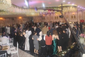 Takı töreninde gövde gösterisi 