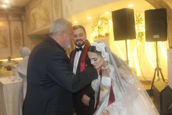 Takı töreninde gövde gösterisi 