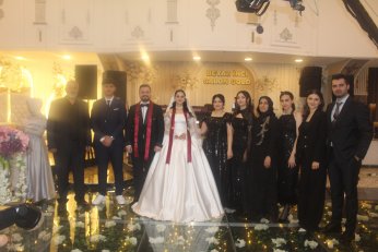 Takı töreninde gövde gösterisi 
