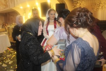 Takı töreninde gövde gösterisi 