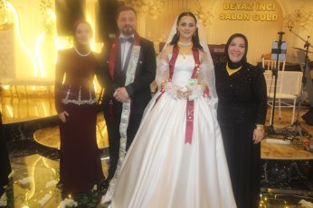 Takı töreninde gövde gösterisi 