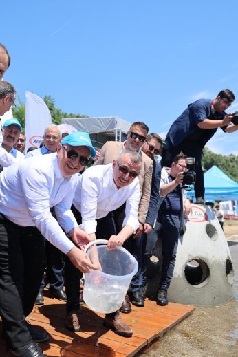 Bu yıl ilk kez Mersin Balığı da bırakıldı