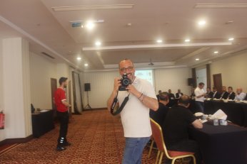 Türkiye iki partiye mahkûm değil