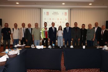 Türkiye iki partiye mahkûm değil