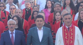İnsan olan insan gelsin beriye.  Kimi kara çalar kimi sarıya