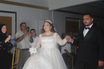 Erzurumlu Akçaylara  Osmaniyeli gelin edası ile geldi 