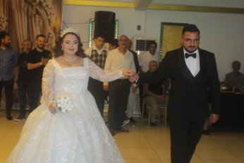 Erzurumlu Akçaylara  Osmaniyeli gelin edası ile geldi 