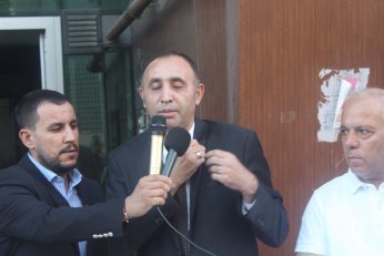 Rozetimi bir gün dönmek ümidiyle çıkartıyorum 