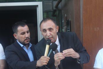 Rozetimi bir gün dönmek ümidiyle çıkartıyorum 