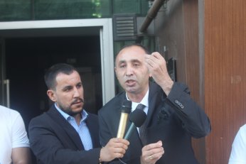 Rozetimi bir gün dönmek ümidiyle çıkartıyorum 