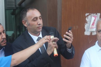 Rozetimi bir gün dönmek ümidiyle çıkartıyorum 