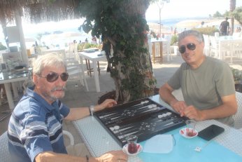 Ada’da Tavla Ligi sürprizlerle başladı 