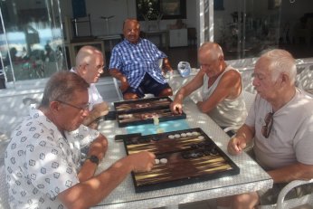 Tavla Ligi’nde lider yerini korudu. Takipçileri değişti
