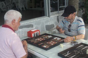 Tavla Ligi’nde lider yerini korudu. Takipçileri değişti