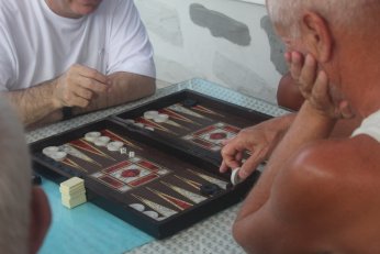 Tavla Ligi’nde lider yerini korudu. Takipçileri değişti