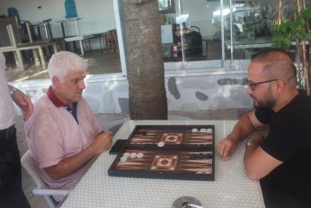 Tavla Ligi’nde lider yerini korudu. Takipçileri değişti