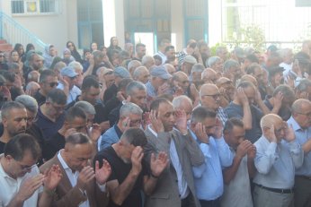Son yolculuğuna beş tekbirle uğurlandı