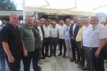 Son yolculuğunda siyasetin renklerini birleştirdi