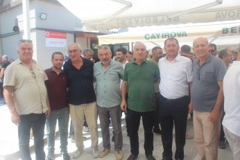 Son yolculuğunda siyasetin renklerini birleştirdi