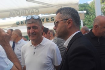 Son yolculuğunda siyasetin renklerini birleştirdi