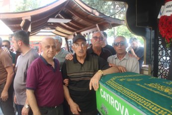 Son yolculuğunda siyasetin renklerini birleştirdi