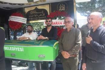 Son yolculuğunda siyasetin renklerini birleştirdi