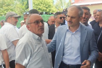 Son yolculuğunda siyasetin renklerini birleştirdi