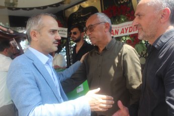 Son yolculuğunda siyasetin renklerini birleştirdi