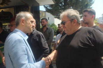 Son yolculuğunda siyasetin renklerini birleştirdi