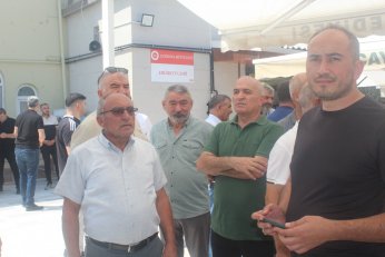 Son yolculuğunda siyasetin renklerini birleştirdi