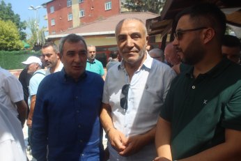 Son yolculuğunda siyasetin renklerini birleştirdi