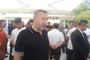 Son yolculuğunda siyasetin renklerini birleştirdi