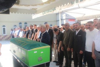 Son yolculuğunda siyasetin renklerini birleştirdi